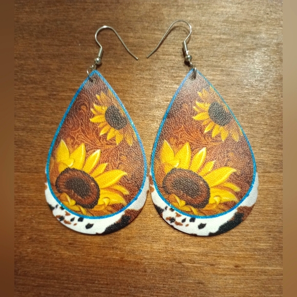 Sunflower cow print earrings - Picture 4 of 4